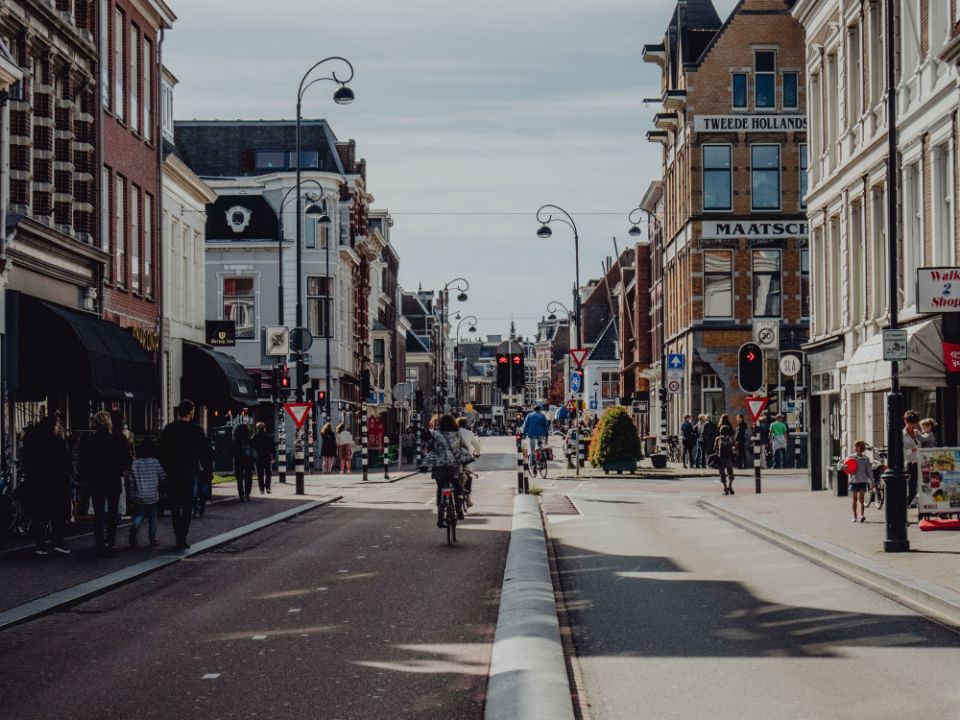 Een foto van de stad Haarlem. Een drukke weg met fietsers.