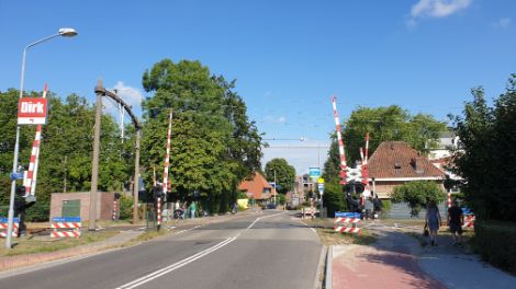 A photo of a railway crossing in Zevenbergen.