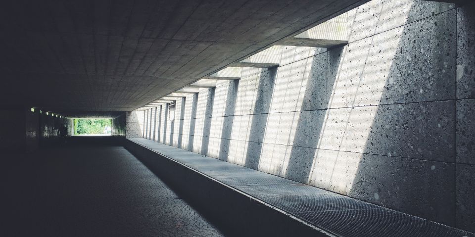 Een foto van een tunnel. De tunnel is van beton.