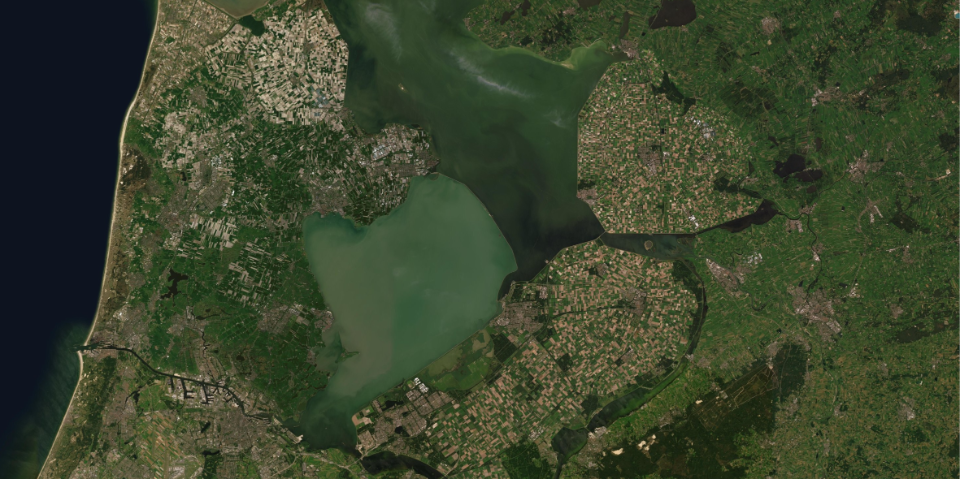 Een luchtfoto van het IJsselmeer en de omgeving.