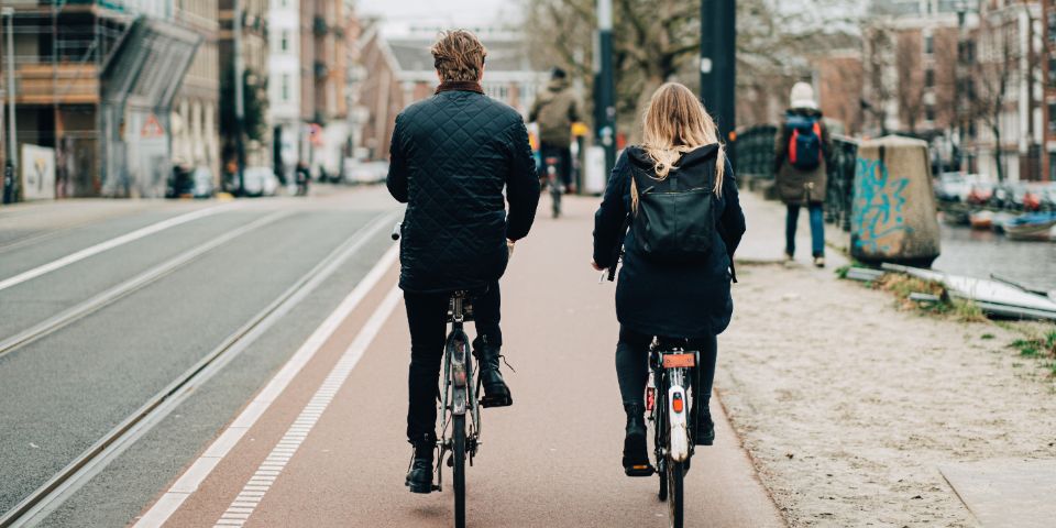 Twee fietsers in de stad.
