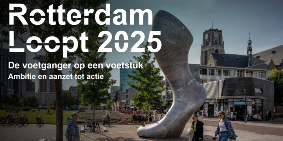 Een foto van een beeld van een grote voet met de tekst: 'Rotterdam Loopt 2025. De voetganger op een voetstuk. Ambitie en aanzet tot actie.'