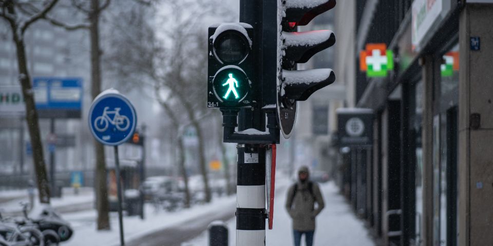 Een stoplicht voor voetgangers dat op groen staat.