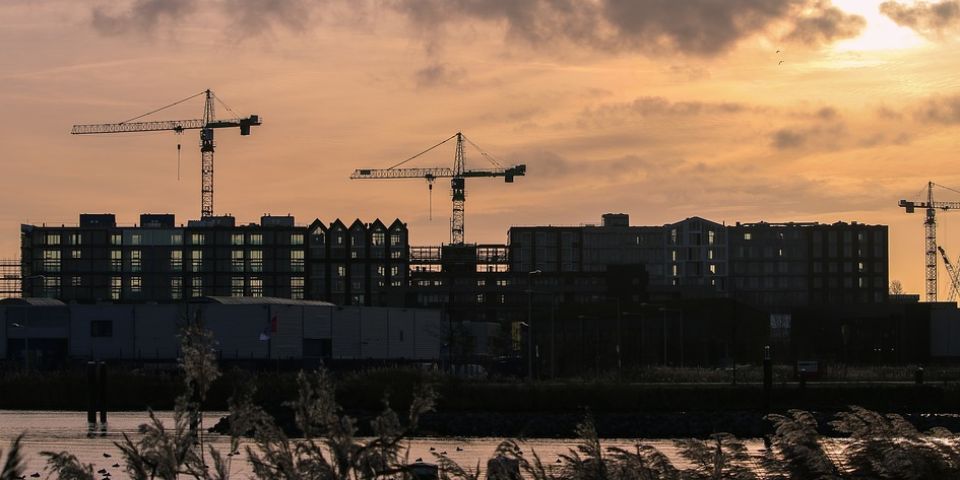 Een foto van woningbouw in Amsterdam.