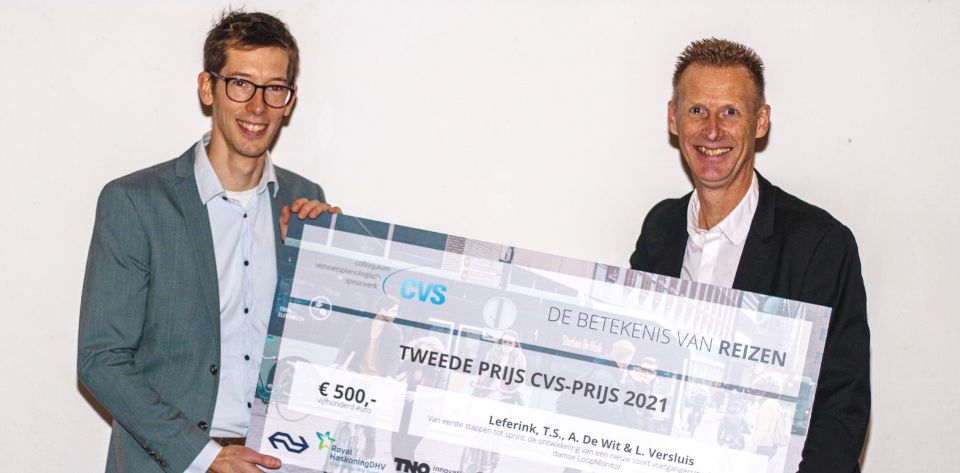 Laurens Versluis neemt de CVS-prijs in ontvangst.